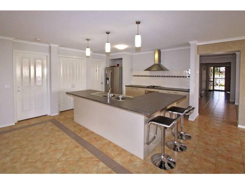 18 Counihan Avenue, Caroline Springs VIC 3023