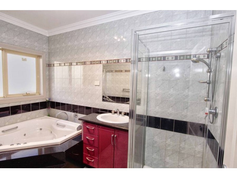 3 Calthorpe Green, Caroline Springs VIC 3023