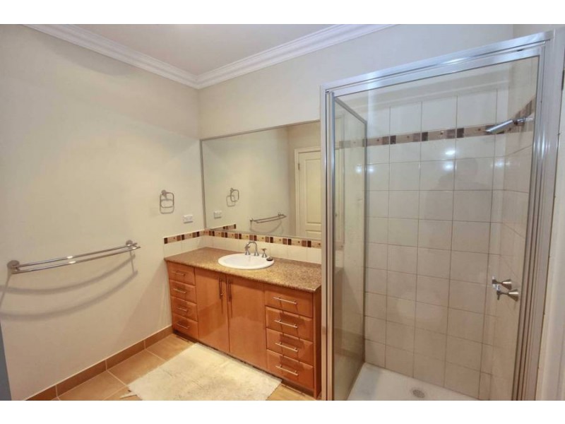 18 Buvelot Crescent, Caroline Springs VIC 3023