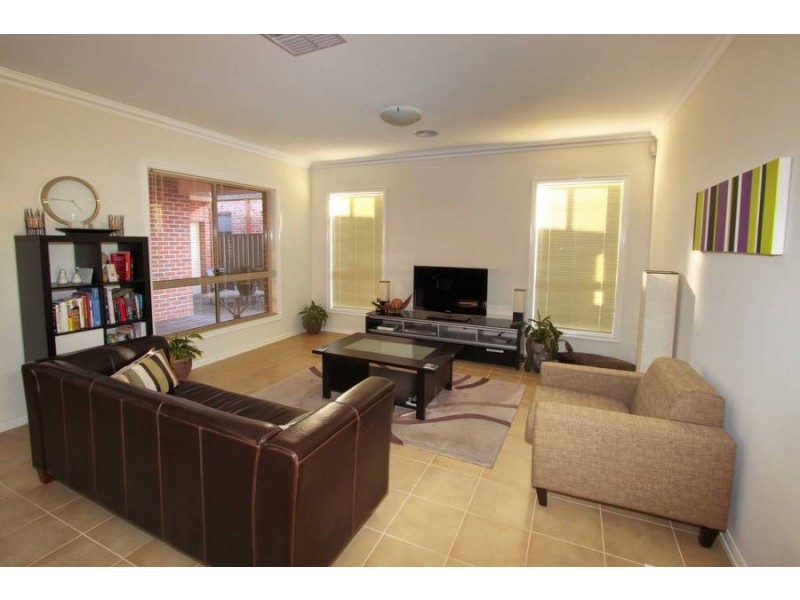 18 Buvelot Crescent, Caroline Springs VIC 3023