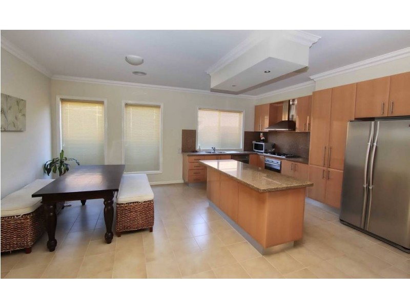 18 Buvelot Crescent, Caroline Springs VIC 3023