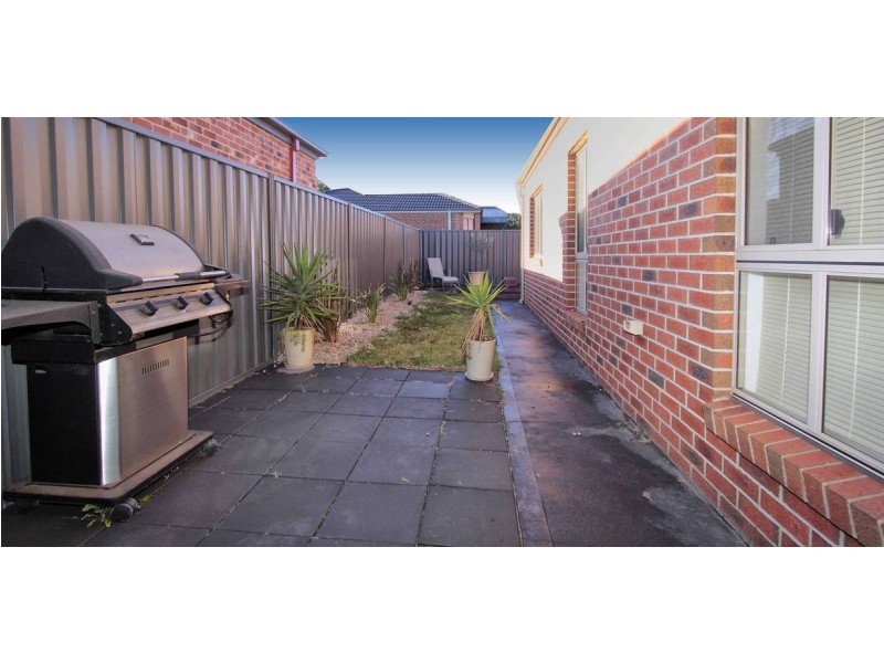 18 Buvelot Crescent, Caroline Springs VIC 3023