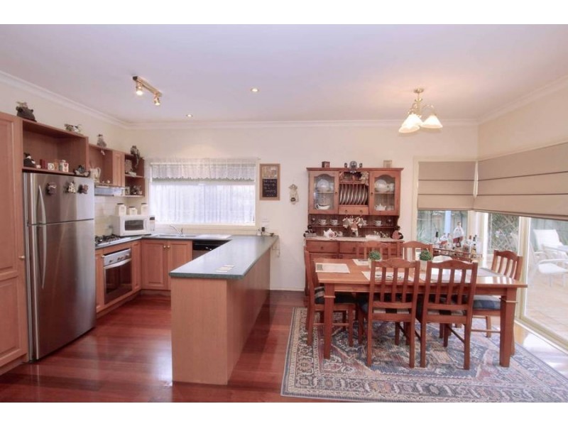 8 Creekbank Place, Caroline Springs VIC 3023