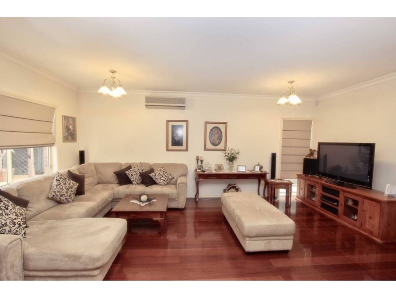 8 Creekbank Place, Caroline Springs VIC 3023