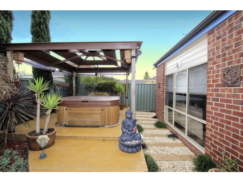 8 Creekbank Place, Caroline Springs VIC 3023