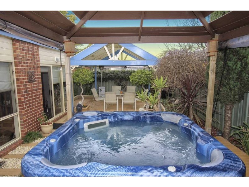 8 Creekbank Place, Caroline Springs VIC 3023