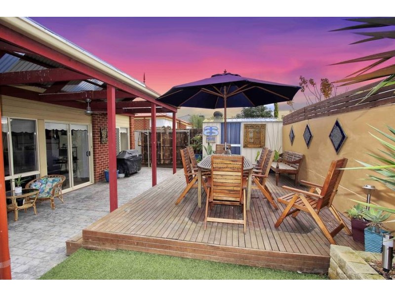 16 Caddick Gardens, Caroline Springs VIC 3023