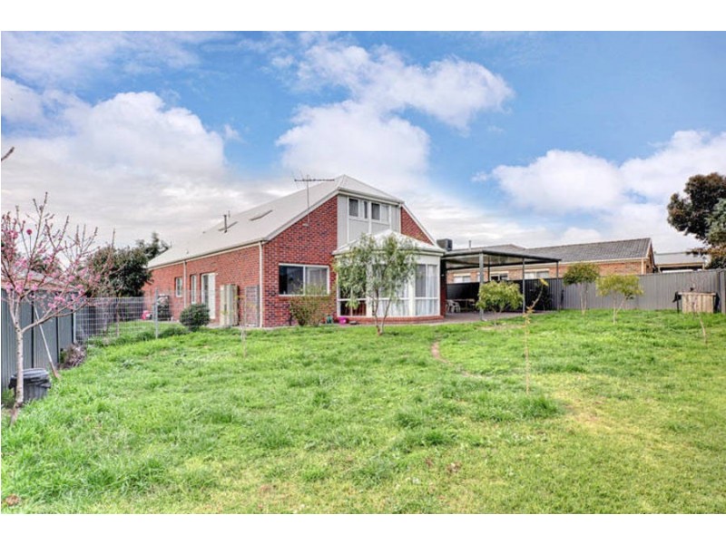 9 Dobell Crescent, Caroline Springs VIC 3023