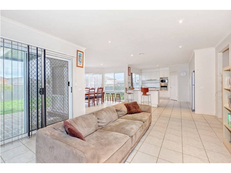 9 Dobell Crescent, Caroline Springs VIC 3023