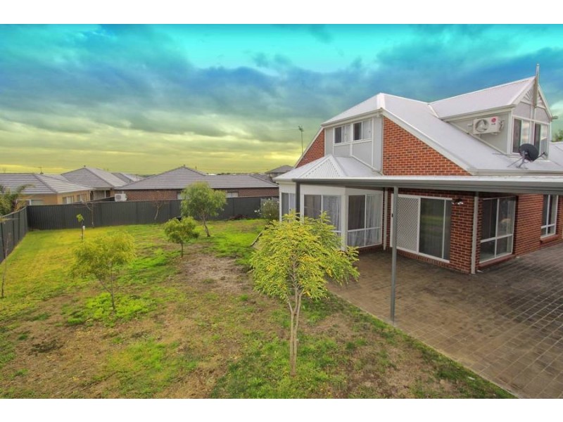 9 Dobell Crescent, Caroline Springs VIC 3023