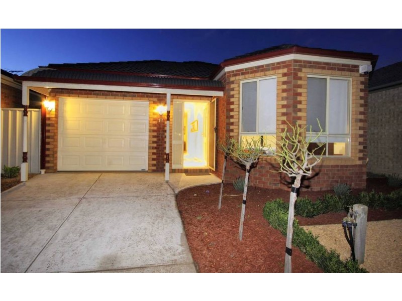 17 Willandra Loop, Caroline Springs VIC 3023
