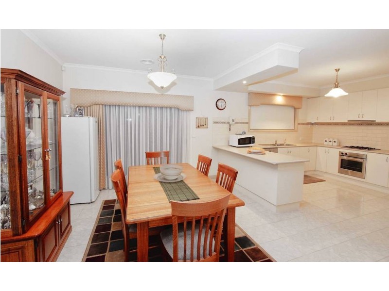 17 Willandra Loop, Caroline Springs VIC 3023