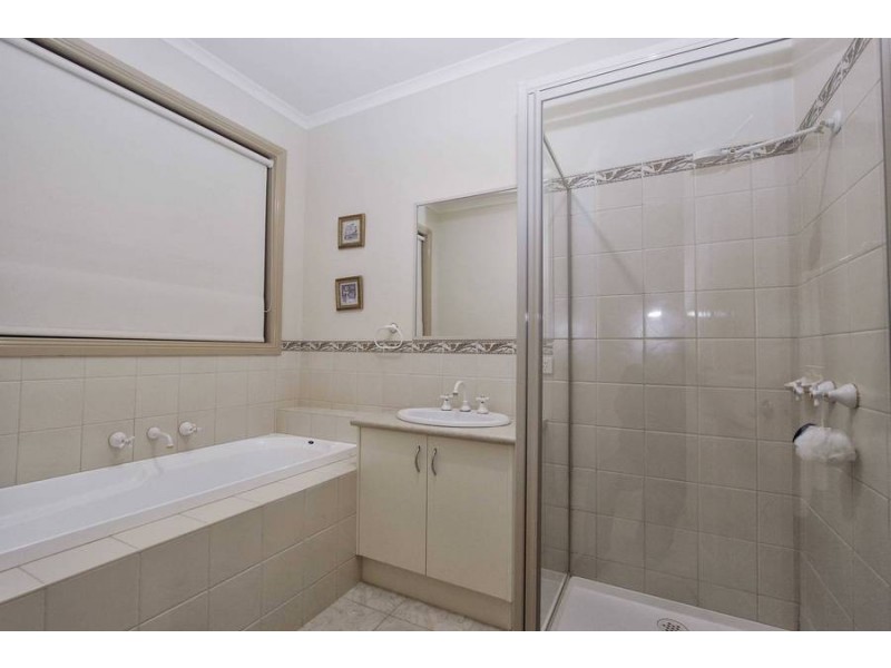 17 Willandra Loop, Caroline Springs VIC 3023