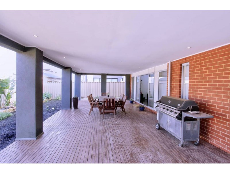 10 Maranoa Grove, Caroline Springs VIC 3023