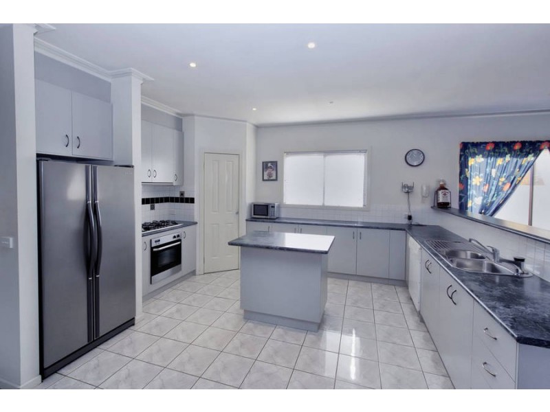 7 Patterson Close, Caroline Springs VIC 3023