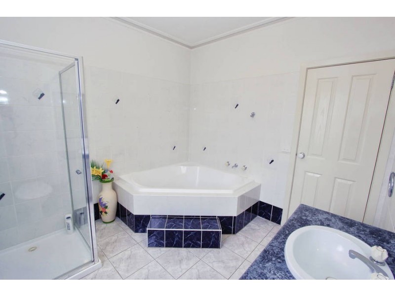 7 Patterson Close, Caroline Springs VIC 3023