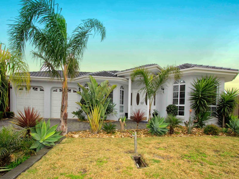 8  Tillbrook Grove, Cairnlea VIC 3023