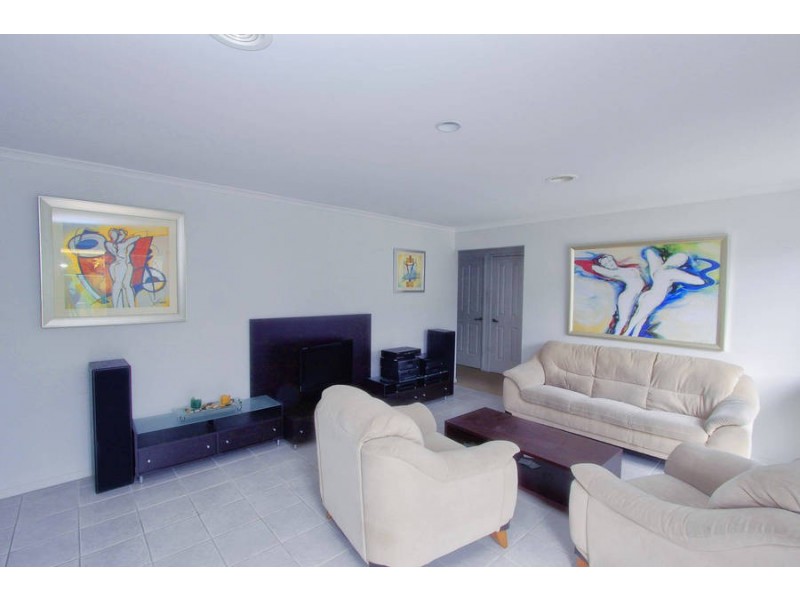 37 Strickland Cres, Burnside VIC 3023