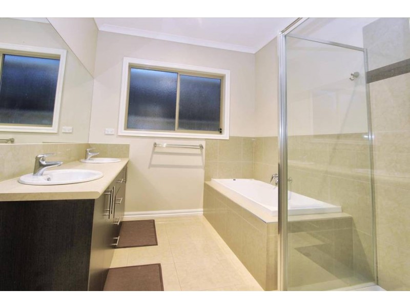 6 Wattlepark Street, Caroline Springs VIC 3023