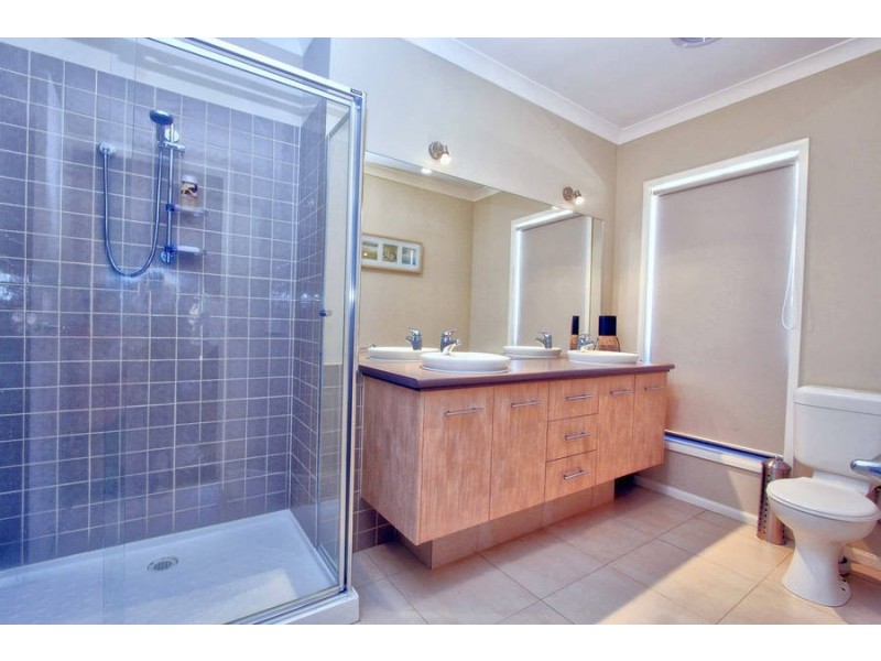 27 Oakview Parade, Caroline Springs VIC 3023