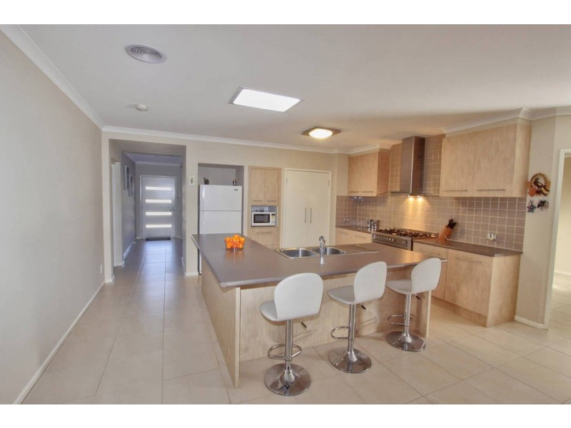 27 Oakview Parade, Caroline Springs VIC 3023