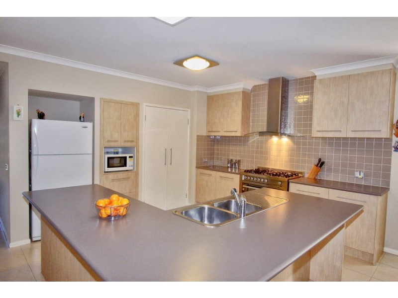 27 Oakview Parade, Caroline Springs VIC 3023