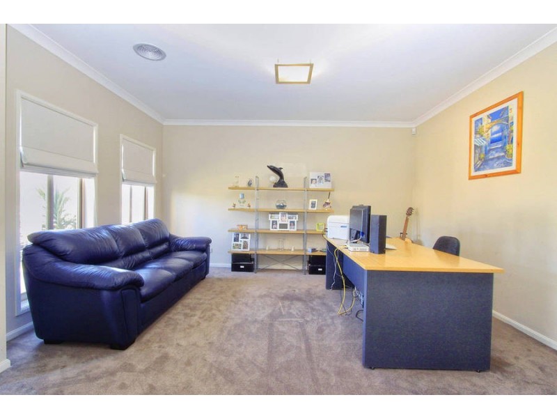 27 Oakview Parade, Caroline Springs VIC 3023