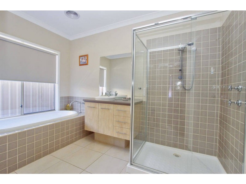 27 Oakview Parade, Caroline Springs VIC 3023