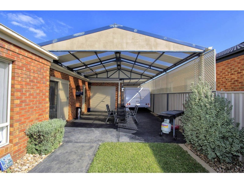 27 Oakview Parade, Caroline Springs VIC 3023