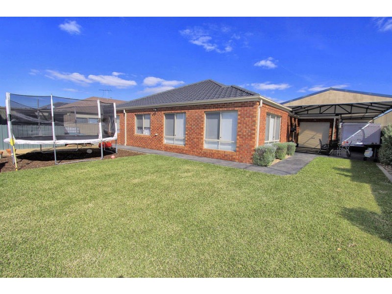 27 Oakview Parade, Caroline Springs VIC 3023