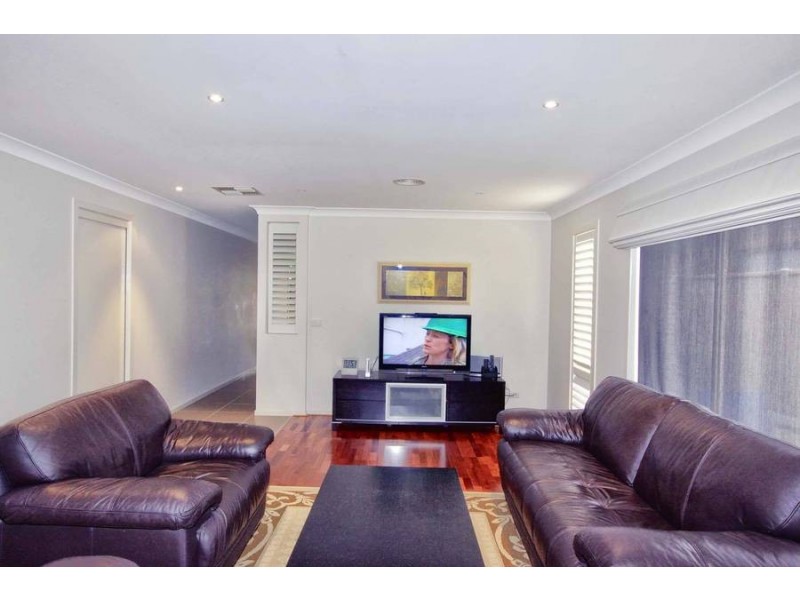 13 McCubbin Way, Caroline Springs VIC 3023