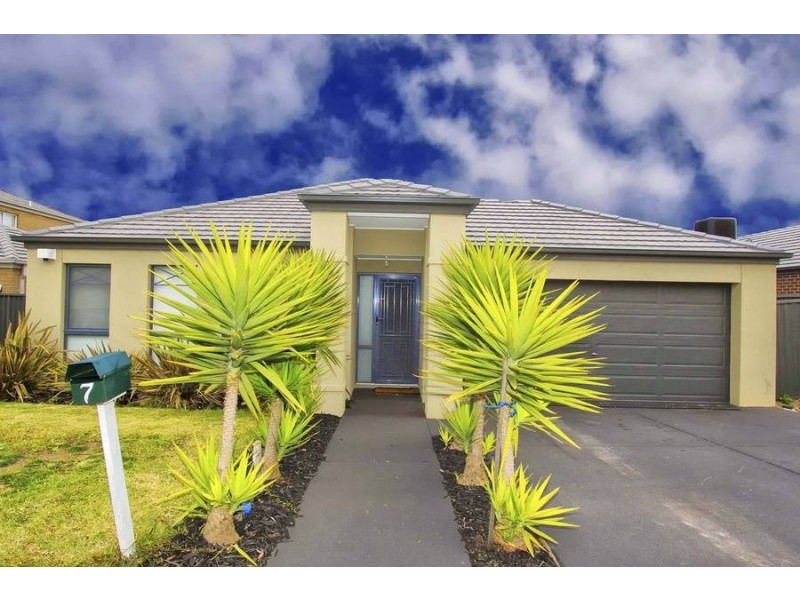 7 Hele Close, Caroline Springs VIC 3023
