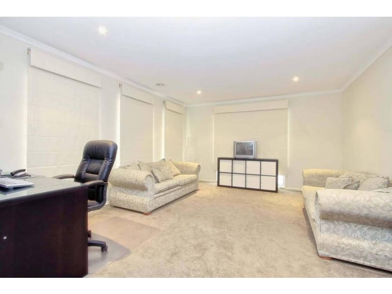 7 Hele Close, Caroline Springs VIC 3023