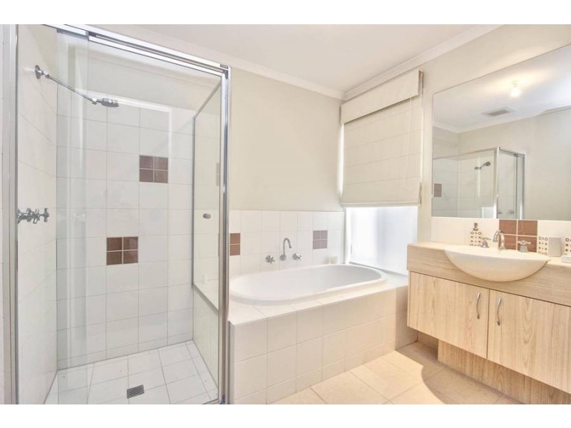 7 Hele Close, Caroline Springs VIC 3023