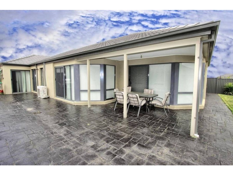 7 Hele Close, Caroline Springs VIC 3023