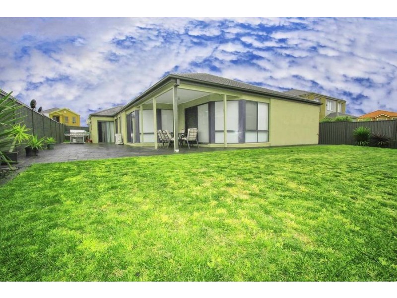 7 Hele Close, Caroline Springs VIC 3023