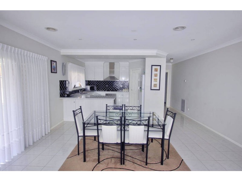 28  Gisborne Way, Caroline Springs VIC 3023