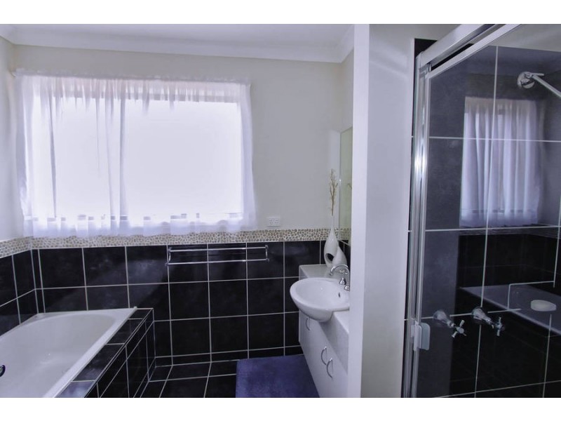 28  Gisborne Way, Caroline Springs VIC 3023