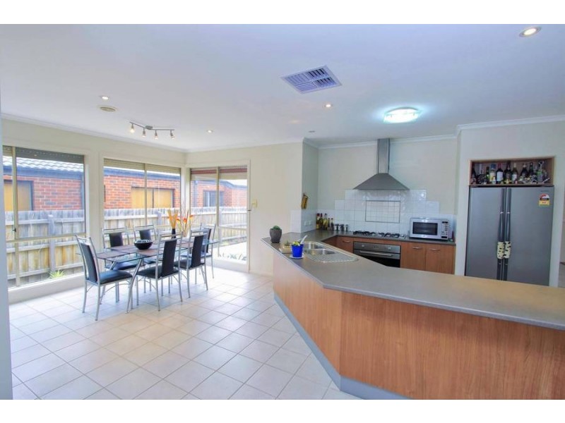 8 Silverdale Walk, Cairnlea VIC 3023