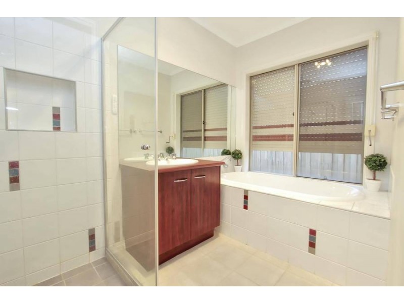 8 Silverdale Walk, Cairnlea VIC 3023