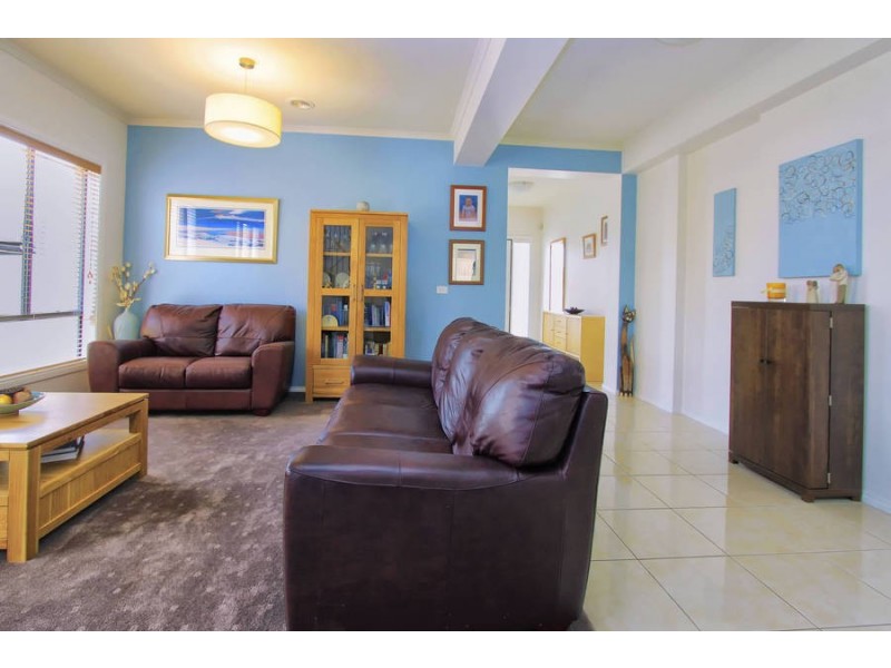 6 Clementson Drive, Caroline Springs VIC 3023