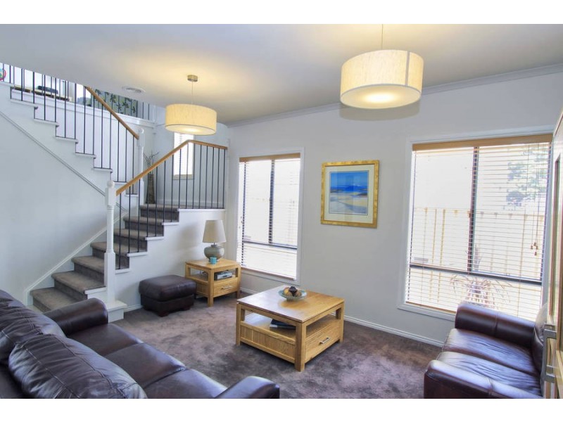 6 Clementson Drive, Caroline Springs VIC 3023