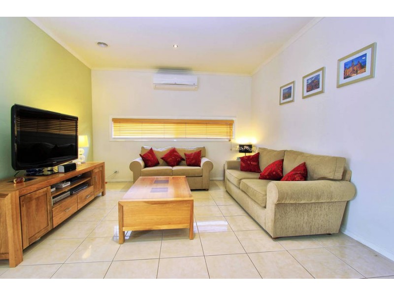 6 Clementson Drive, Caroline Springs VIC 3023