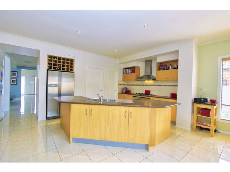 6 Clementson Drive, Caroline Springs VIC 3023