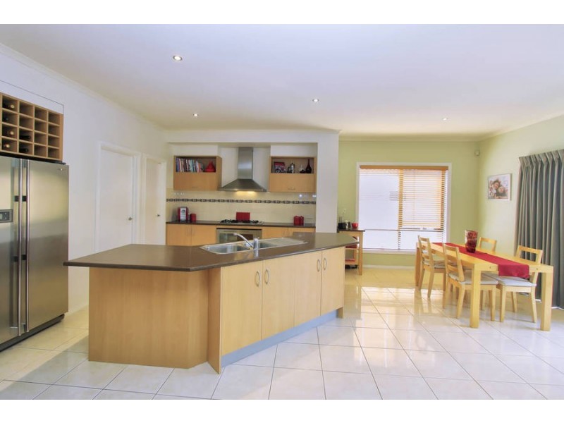 6 Clementson Drive, Caroline Springs VIC 3023