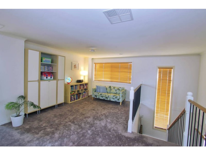 6 Clementson Drive, Caroline Springs VIC 3023