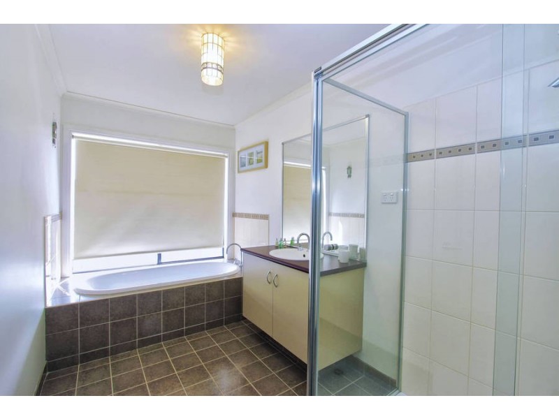 6 Clementson Drive, Caroline Springs VIC 3023