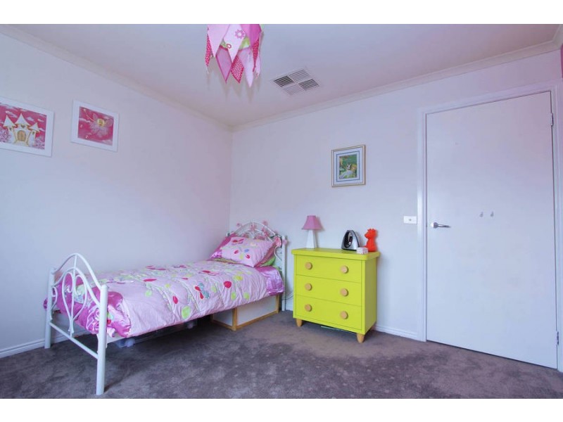 6 Clementson Drive, Caroline Springs VIC 3023