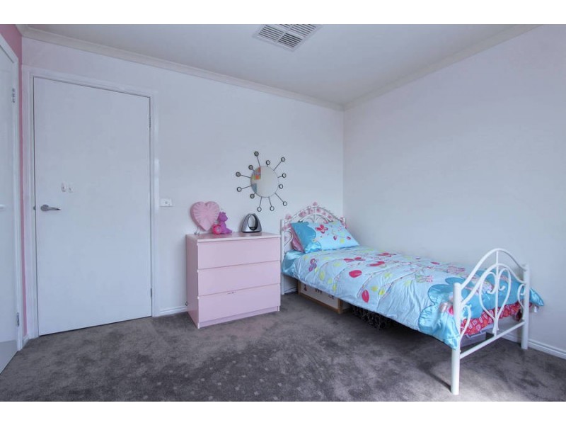 6 Clementson Drive, Caroline Springs VIC 3023