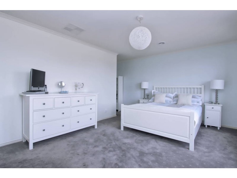 6 Clementson Drive, Caroline Springs VIC 3023